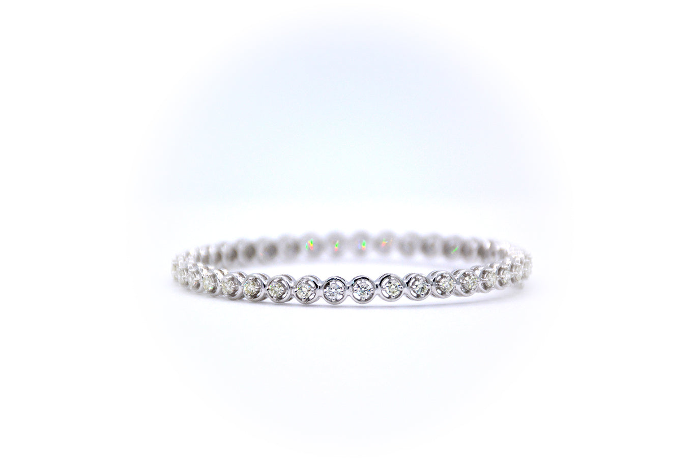 18K White gold oval bracelet with push clasp and 5.53ct T.W diamonds.