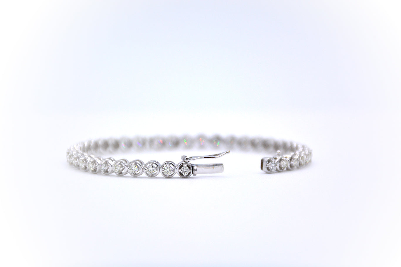 18K White gold oval bracelet with push clasp and 5.53ct T.W diamonds.