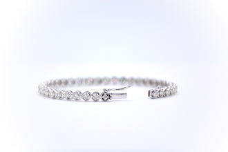 18K White gold oval bracelet with push clasp and 5.53ct T.W diamonds.